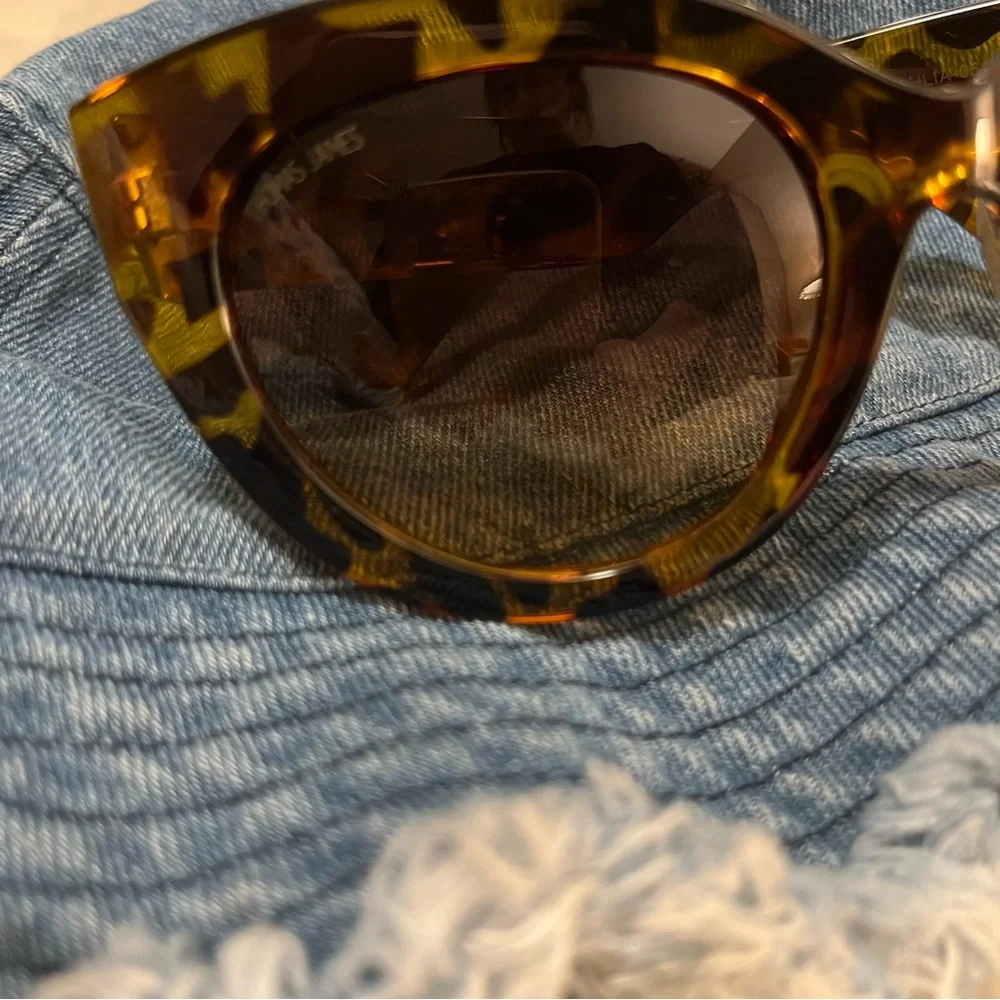 Thomas James Women’s Tortoise Print Frame Sun Glasses & Denim Fringe Bucket Hat